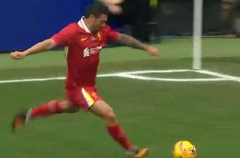 De vuelta al 2006: la notable asistencia de Mark González a Peter Crouch en el duelo de leyendas del Liverpool