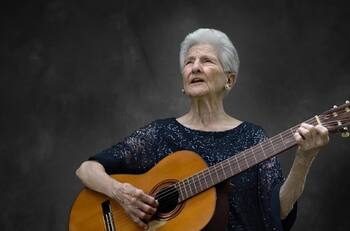 Quién es Ángela Álvarez, cantante de 95 años que ganó el premio Grammy Latino a mejor artista revelación