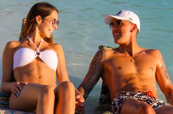 Y no jugó: La novia de Enzo Roco se amaneció en Turquía para poder ver el partido de La Roja