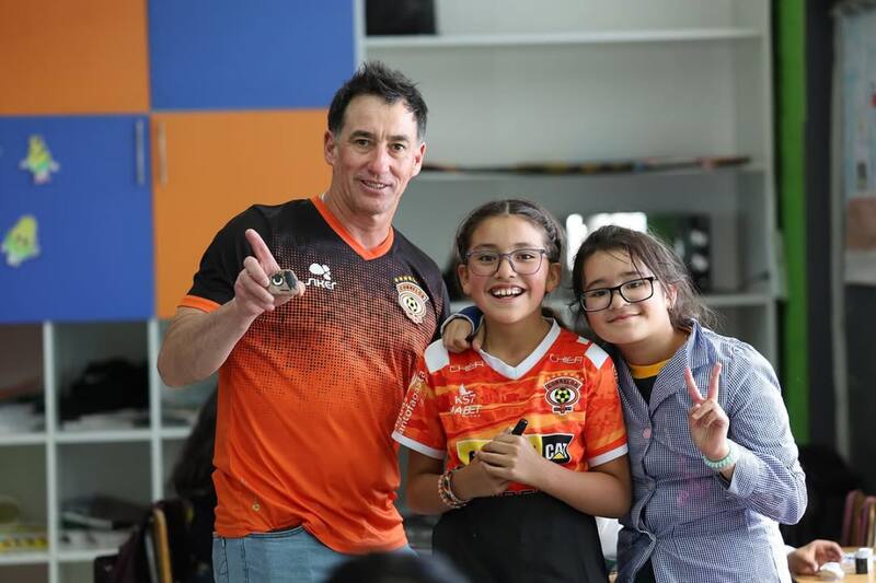 El cuadro loíno visitó el Colegio Río Loa de Calama para seguir con el arraigo de la ciudad con el club desde temprana edad. (Foto: @Cobreloa_SADP)