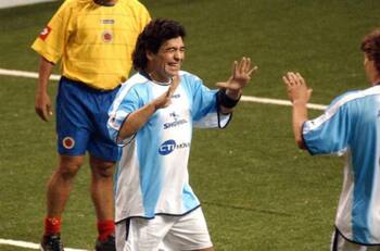 "Elijo creer": Reportan nueva "aparición" de Diego Maradona en partido del fútbol argentino