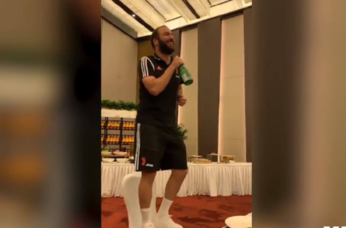 Gonzalo Higuaín la rompió en "concierto" de Juventus donde cantaron Buffon, Rabiot y de Ligt