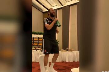 Gonzalo Higuaín la rompió en "concierto" de Juventus donde cantaron Buffon, Rabiot y de Ligt