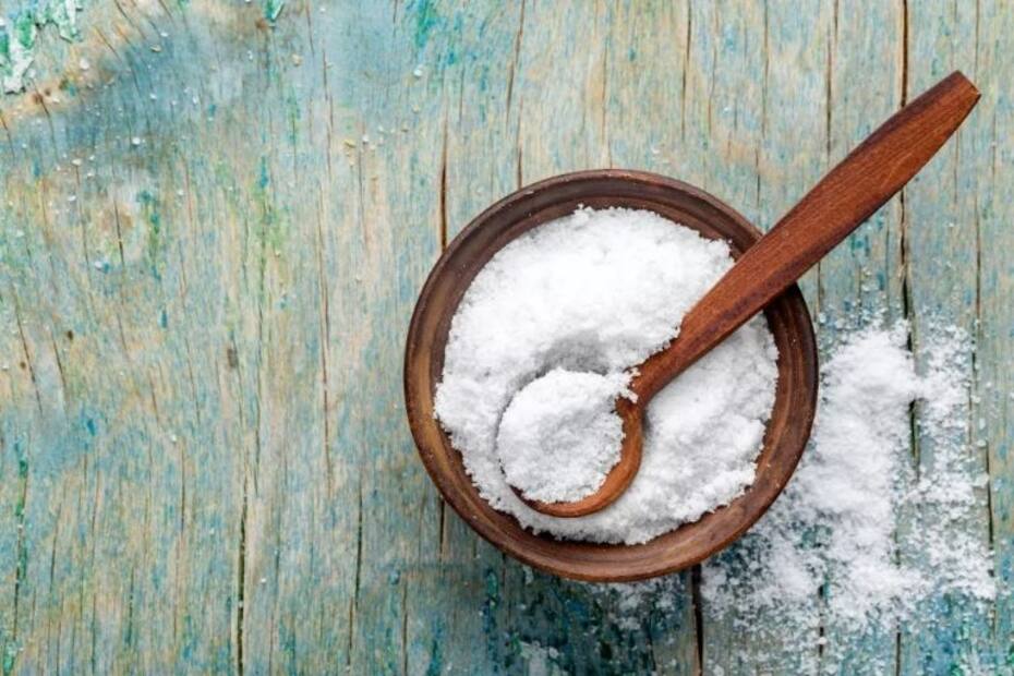 La sal es uno de los principales ingredientes que debes vigilar en tu dieta si tienes hipertensión arterial.