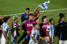 VIDEO | Burlescos: argentinos salen del Estadio Nacional con música del Chavo del 8
