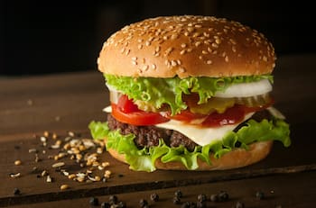 Clientes de Banco Santander acceden a 40% de descuento en reconocida cadena de hamburguesas