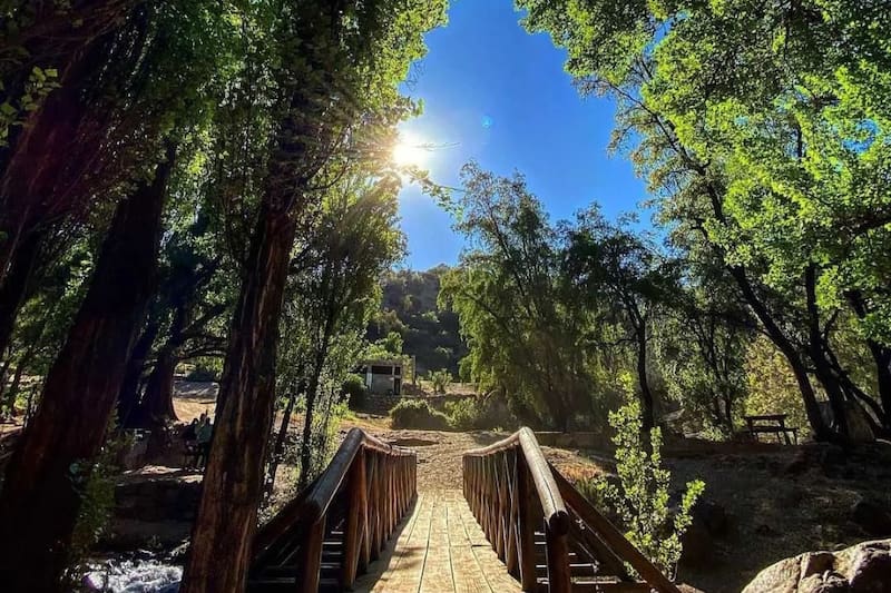 El recinto es perfecto para relajarse con la familia y los amigos en la Región Metropolitana durante esta temporada de verano. Créditos: Santuario de la Naturaleza El Arrayán en Instagram.