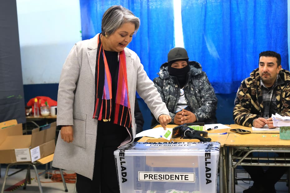 La candidata votó en el mismo colegio donde cursó sus estudios secundarios acompañada de su familia.