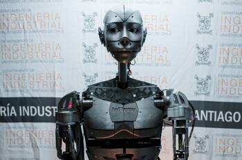 Conoce a ATOM, el robot humanoide que fue creado por estudiantes chilenos