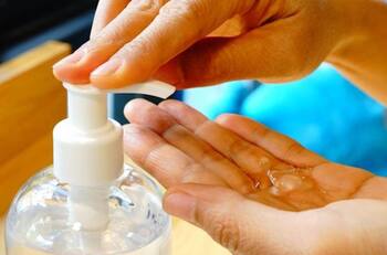 Cinco personas fallecen por tomar alcohol gel para emborracharse