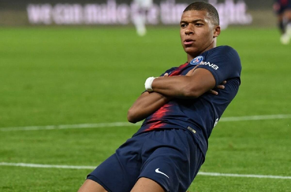 Kyllian Mbappe se disfrazó de ‘Santa Claus’ para entregar regalos a niños