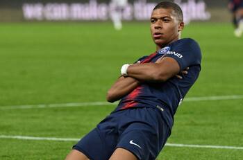 Kyllian Mbappe se disfrazó de ‘Santa Claus’ para entregar regalos a niños