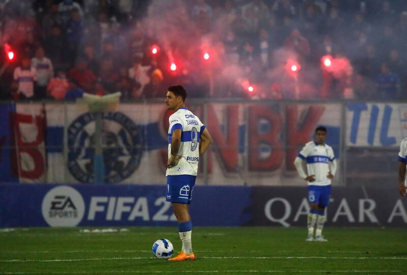 Los hinchas de la UC le hicieron pasar varios dolores de cabeza al club en 2022. Foto: Agencia Aton.