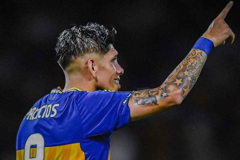 celebrando su primer gol en Boca Juniors.