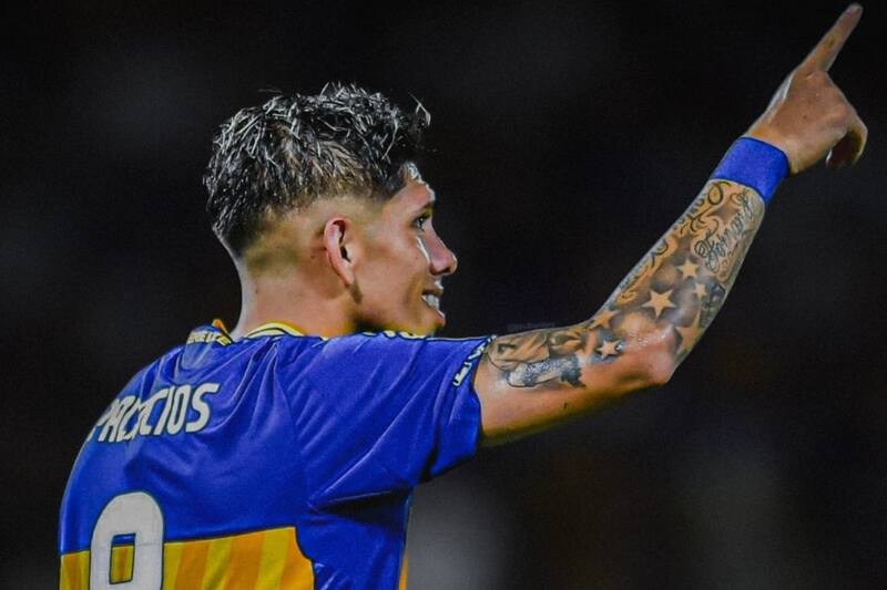 celebrando su primer gol en Boca Juniors.