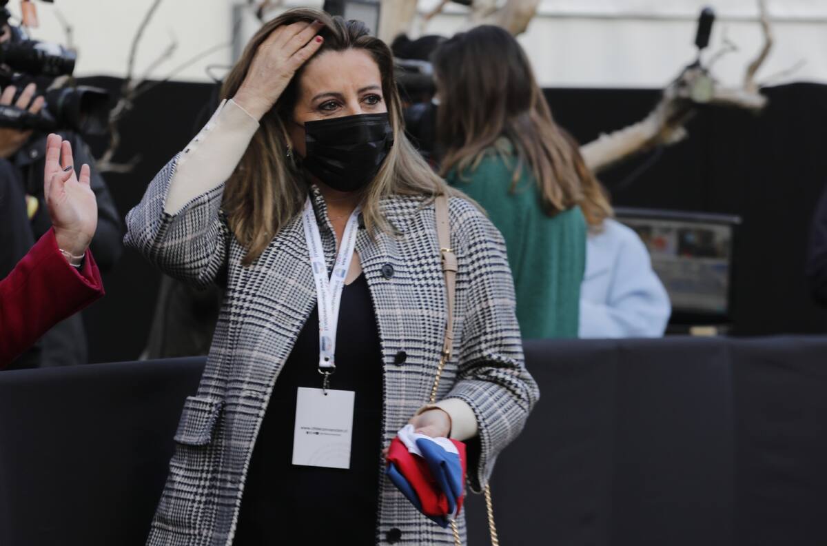 Solicitan que Teresa Marinovic ceda su cupo en la Convención tras racista tuit contra Machi Linconao