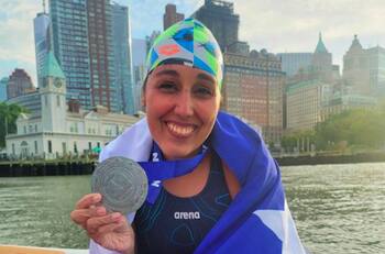 La primera latinoamericana: Bárbara Hernández nadó 100 kilómetros en 20 horas