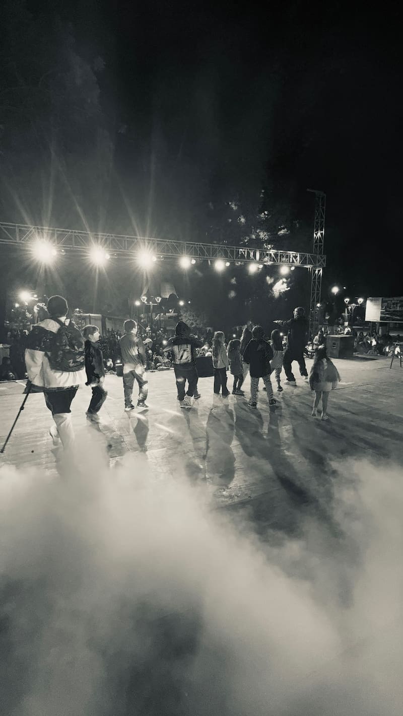 Hans Valdés con los niños arriba del escenario en su evento