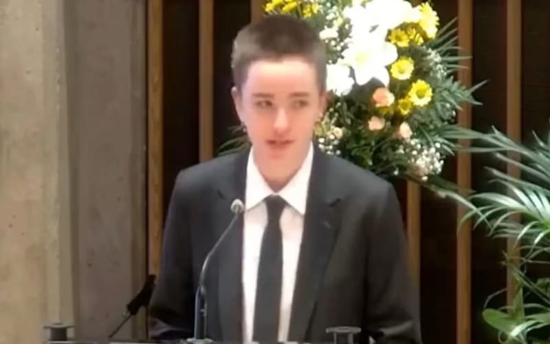 confundió a la prensa en su aparición en el funeral de su abuelo