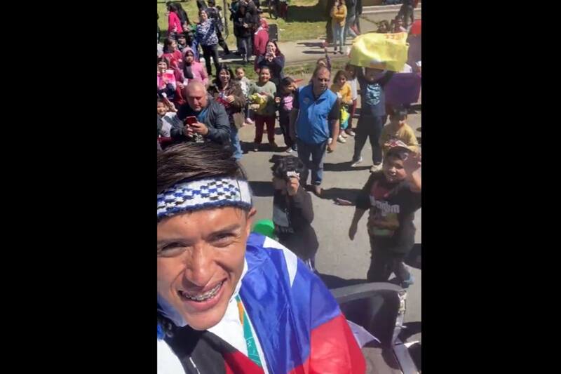 El maratonista Hugo Catrileo recibió el cariño de los habitantes de Puerto Saavedra.