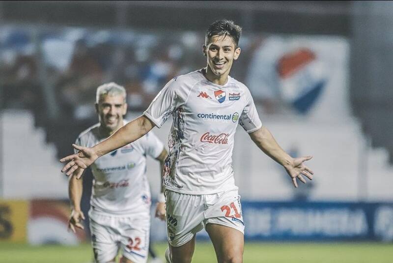 En Paraguay aseguran que la U ofertó por Gustavo Aguilar, delantero de Libertad.