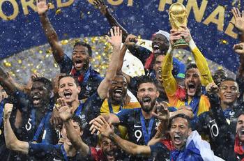 Campeón del mundo con Francia en Rusia 2018 se retira: "Fútbol, te quería mucho pero es hora de parar"