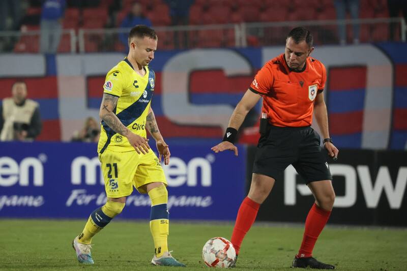antes de patear el penal ante la U en Copa Chile.