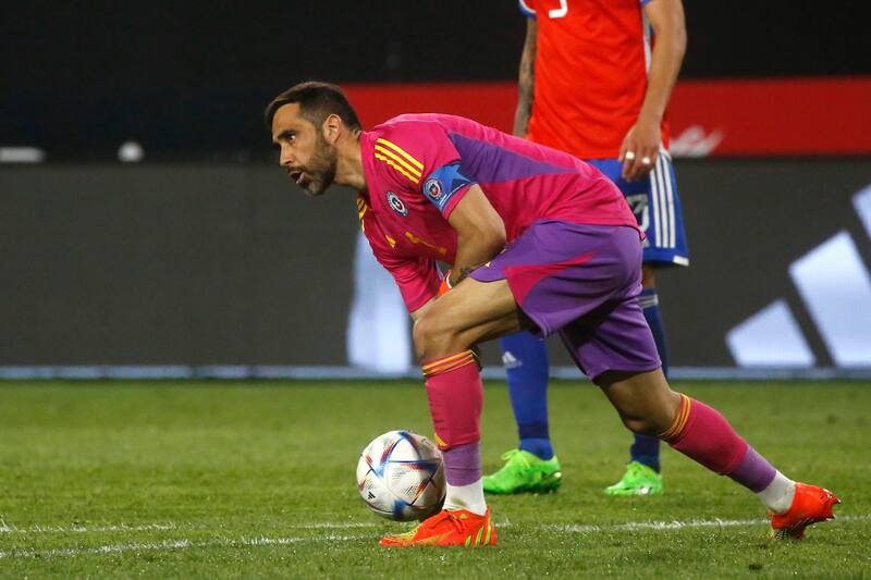 Claudio Bravo continúa siendo el capitán de La Roja. Crédito: Agencia Aton.