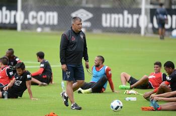 Humillante goleada le costó el puesto a Claudio Borghi