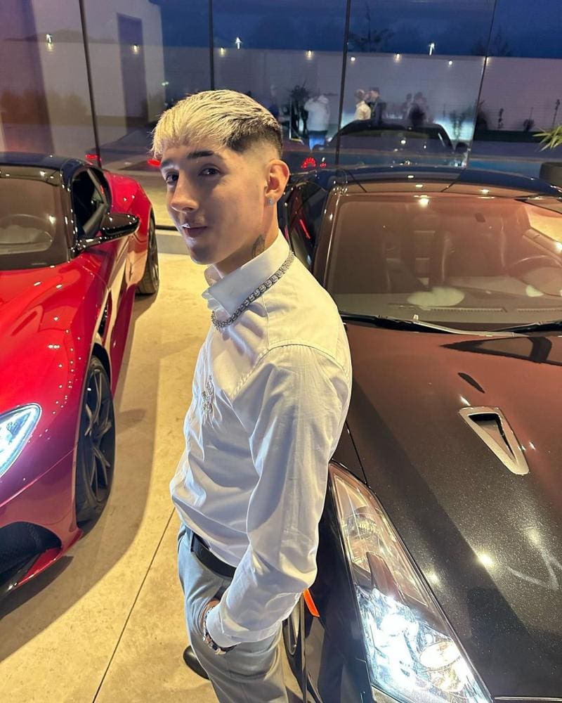 Pailita ya ha expandido su lujosa colección de coches deportivos, y no ha escatimado en precios, pues el costo de uno de ellos sobrepasa los 100 millones de pesos.