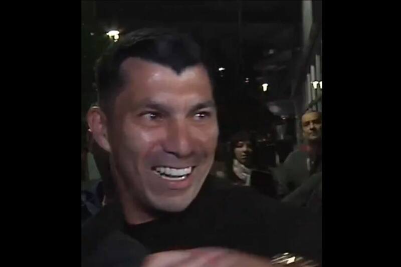 Gary Medel arribó sonriente a Buenos Aires, pese a que casi pierde su su billetera.