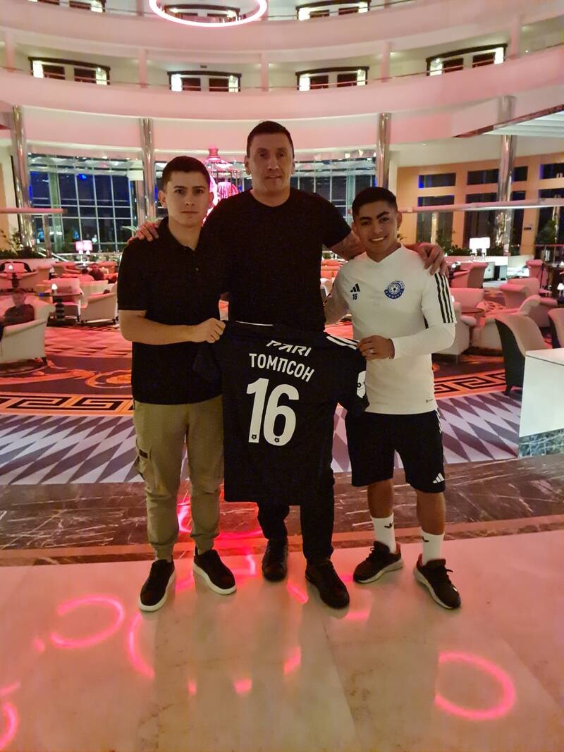 Jordhy Thompson posó con la camiseta del Orenburg.