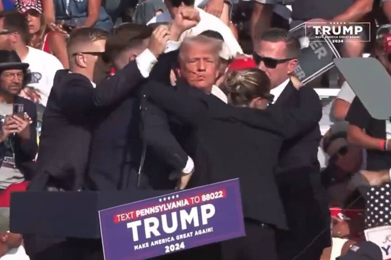 El exmandatario terminó herido luego de que una serie de disparos se percutaran en medio de su discurso de campaña.