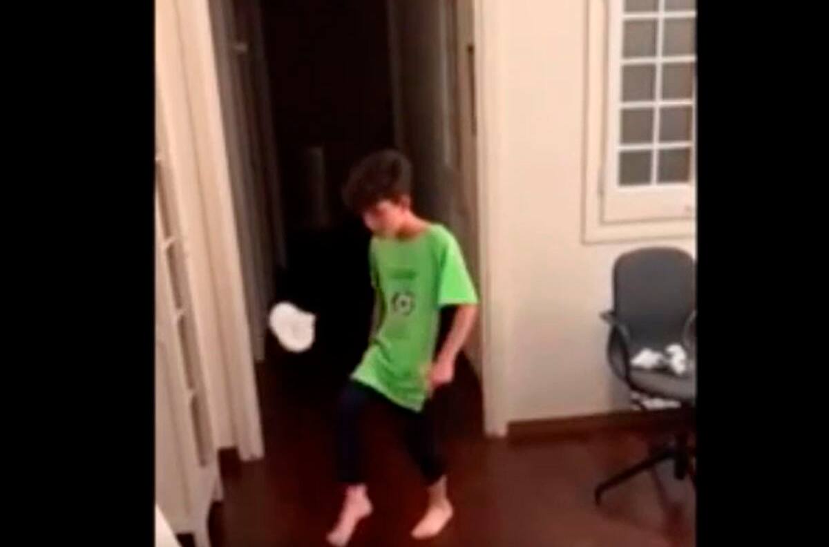 ¡Superó a Messi! Un niño catalán realiza el mejor 10 toques challenge