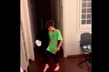 ¡Superó a Messi! Un niño catalán realiza el mejor 10 toques challenge