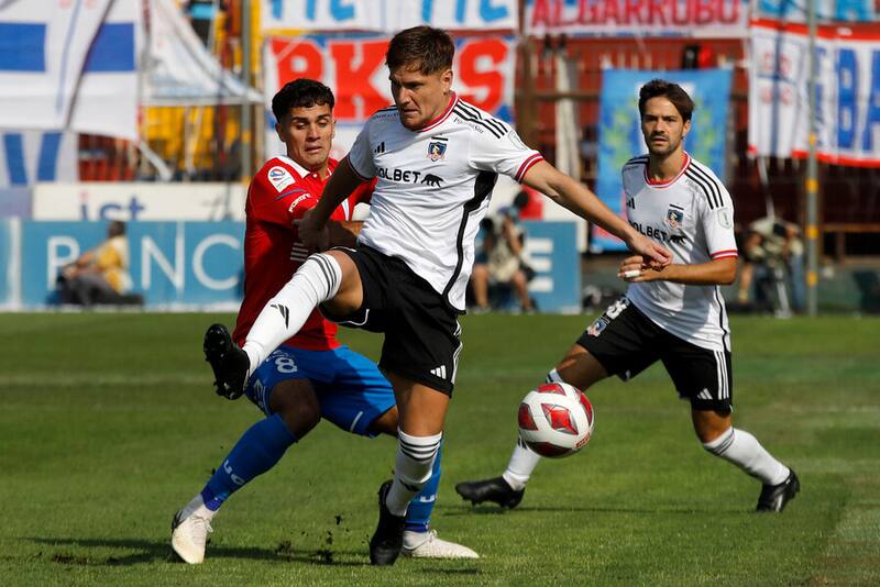 Hinchas de Colo Colo estallan con Leonardo Gil tras su expulsión ante la UC. Foto: Aton.