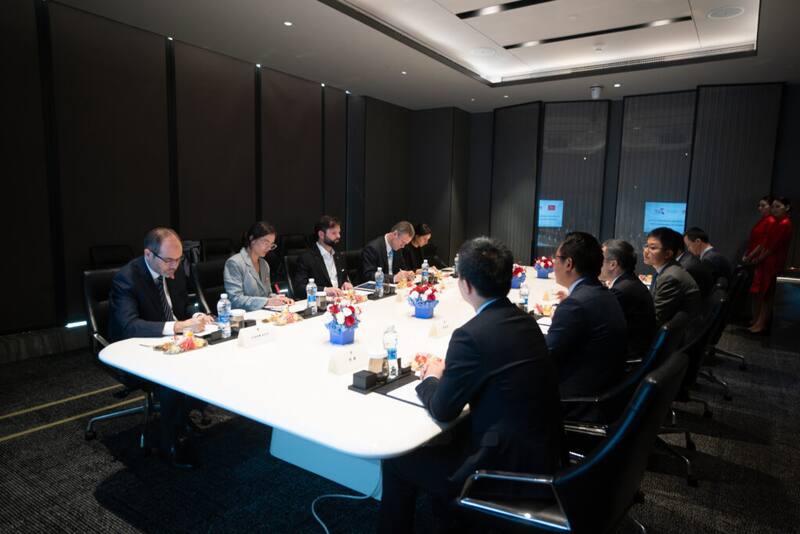 La entrega de estas becas por parte de Huawei surgió durante la visita del Presidente y la ministra Camila Vallejo a China.