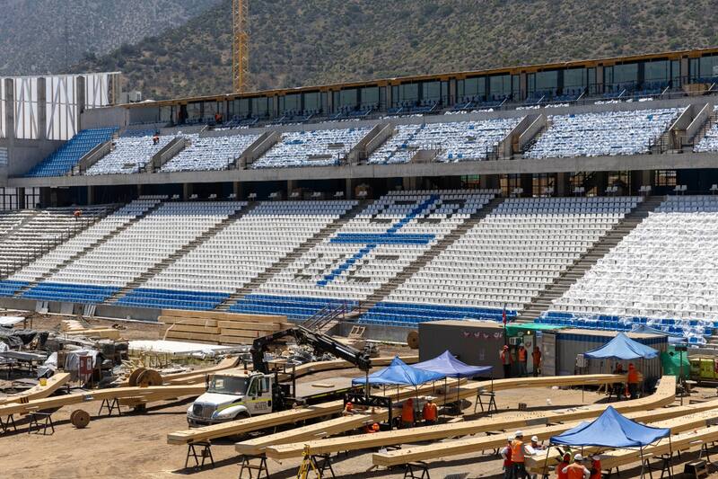 está en construcción y, mientras la UC no tiene estadio para jugar, el recinto ya tiene agendados tres conciertos. Foto: Felipe Escobedo.