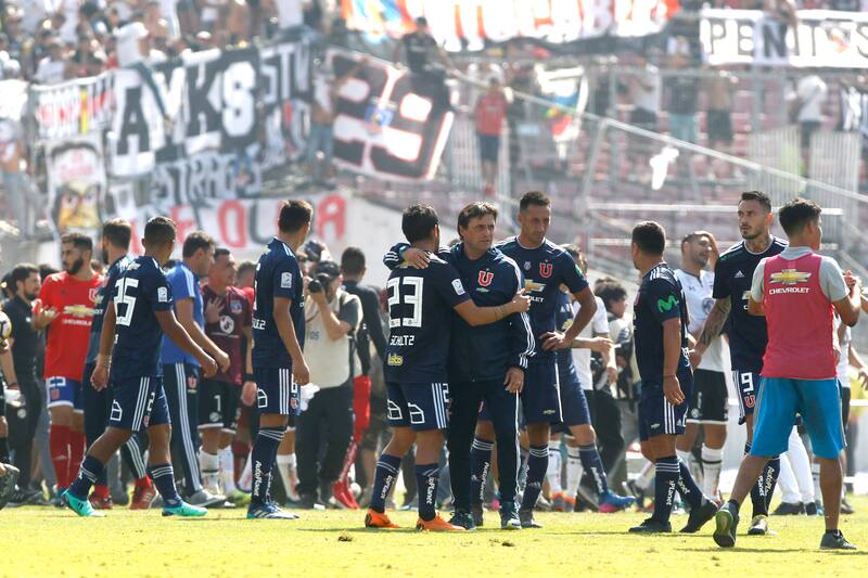 Futbol, Universidad de Chile vs Colo Colo
Novena fecha, campeonato nacional 2018
Los jugadores de Universidad de Chile junto al tcnico Angel Guillermo Hoyos, se lamenta tras perder el partido contra Colo Colo durante el partido de primera division disputado en el estadio Nacional de Santiago, Chile.
15/04/2018
Ramon Monroy/Photosport
Football, Universidad de Chile vs Colo Colo
9th date, National Championship 2018
Universidad de Chile's player XXXX, left right center, reacts after wasting a chance of goal against Colo Colo during the first division football match held at the National stadium in Santiago, Chile.
15/04/2018
Ramon Monroy/Photosport