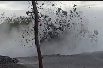 VIDEO | Las sorprendentes imágenes de la erupción de un volcán de lodo en Indonesia