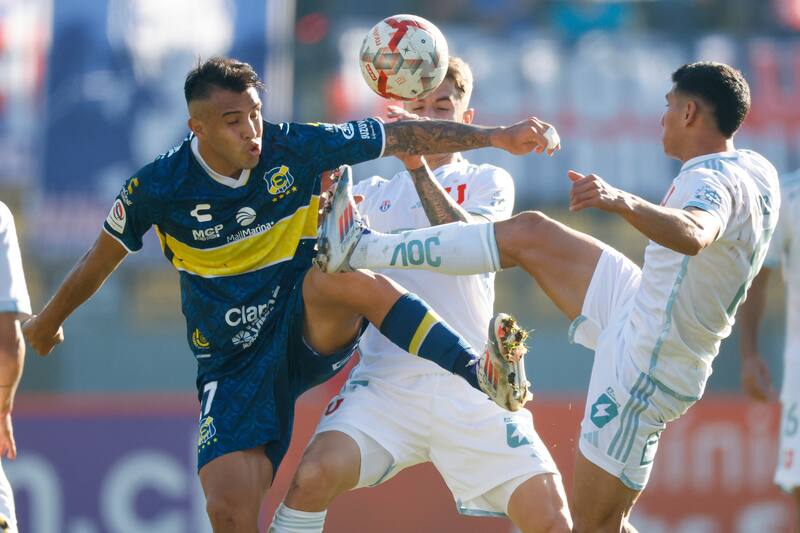 Rodrigo Contreras e Israel Poblete disputando una pelota en Copa Chile.