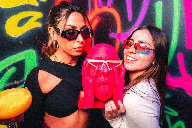 Tomarse un trago en la cabeza del cantante puertorriqueño Bad Bunny es posible en Gordos Club.