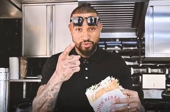 VIDEO | Curioso por donde se mire: Kevin-Prince Boateng regalará 2023 kebabs tras renovar con el Hertha