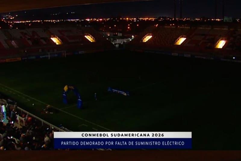 El partido entre Cobresal y Audax Italiano se atrasó por falta de luz en Calama.