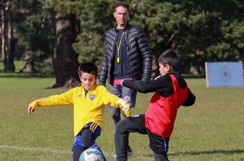 De goleador a formador de futuras estrellas: la nueva vida de Lucas Simón tras el retiro