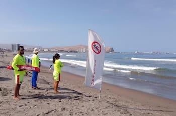 Intensa búsqueda de persona que fue arrastrada por el mar en playa Las Machas