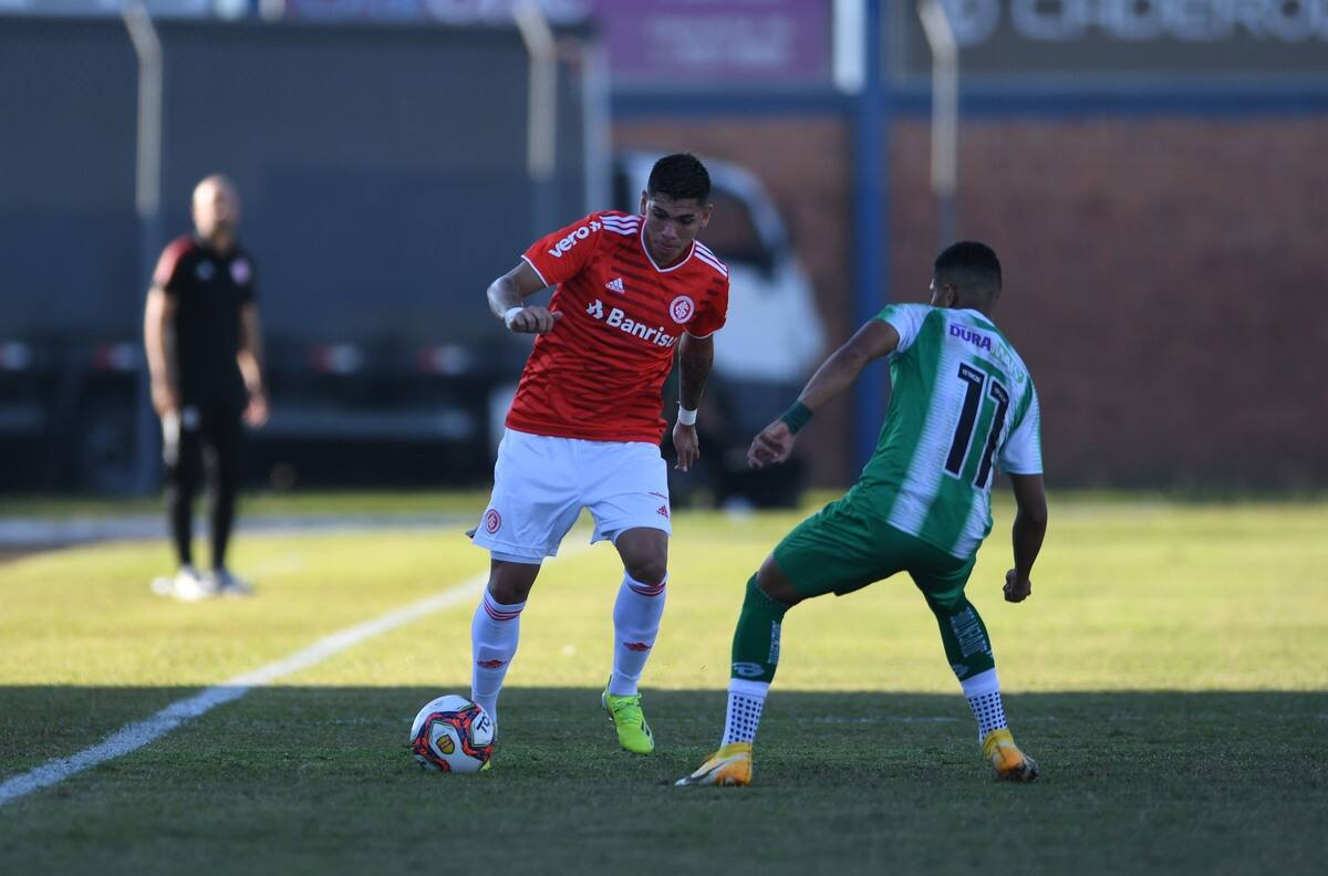 VIDEO: El VAR le anuló un penal a Carlos Palacios en la derrota de Inter de Porto Alegre