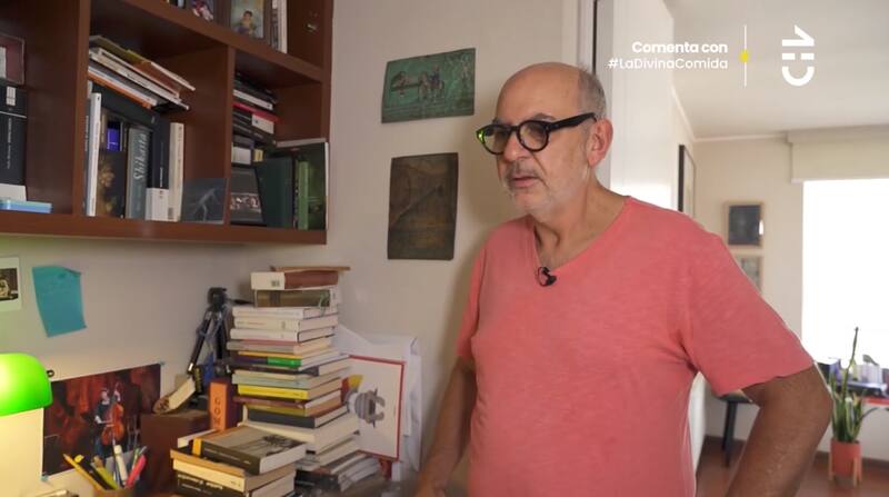 Luis Gnecco mostró el departamento donde está viviendo, el cual está lleno de arte, libros y muebles prestador por un reconocido actor.