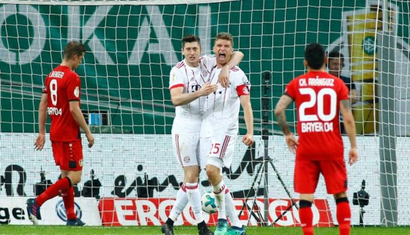 El Bayer Leverkusen, donde Charles Aránguiz pasó siete años, aspira a cortar la racha de once títulos del Bayern Munich.