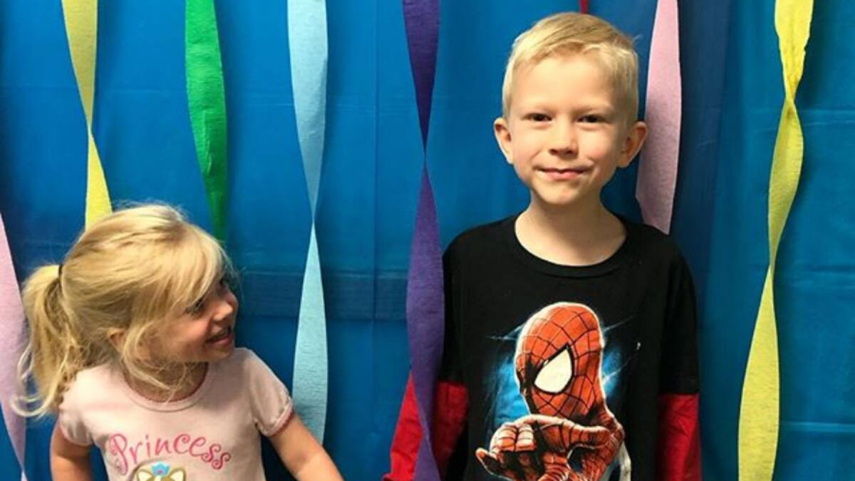 Niño que salvó a su hermana de un perro estrenó escudo del Capitán América con desafío viral